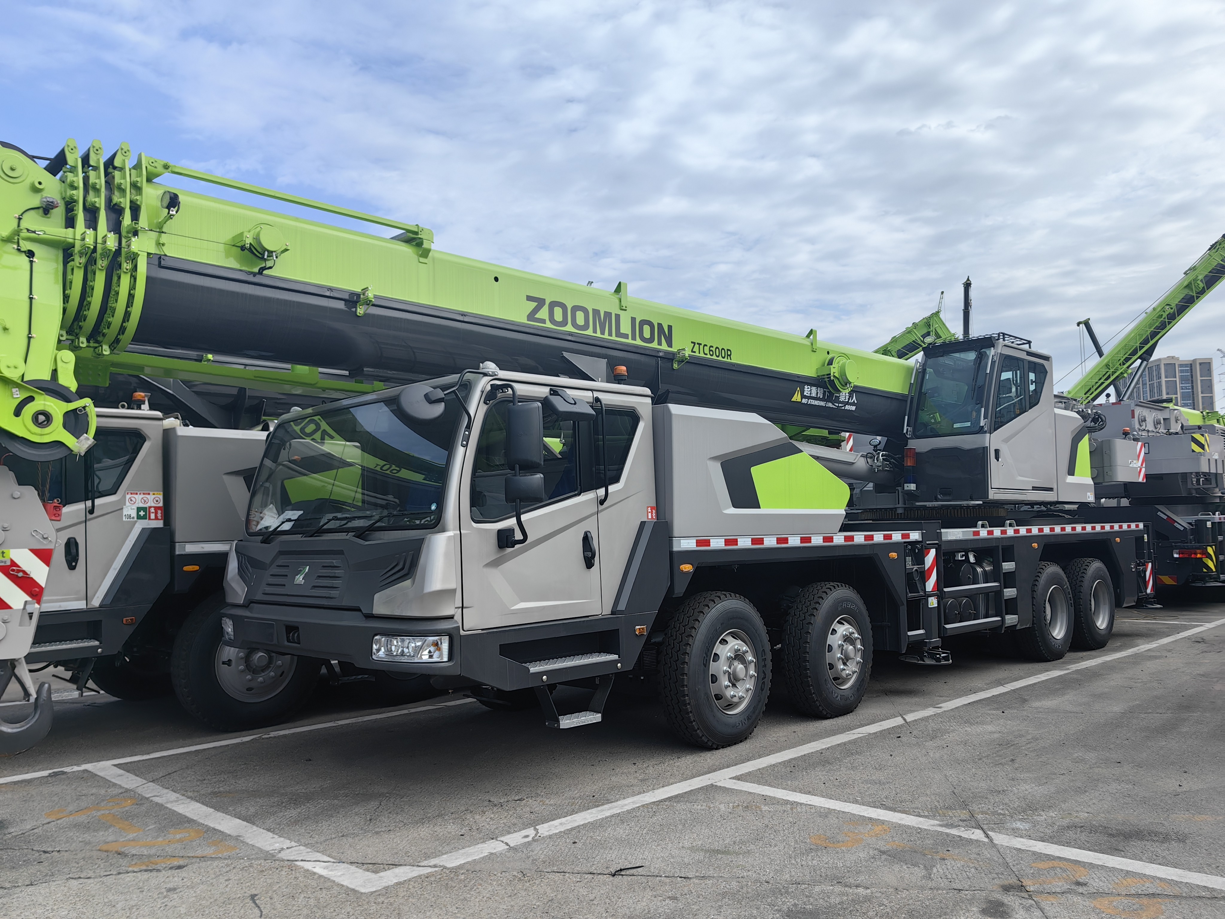 Единият край 60t крана е готов за доставка
